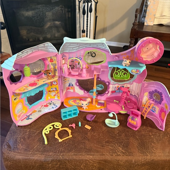 Littlest Pet Shop Authentic Tail Waggin' Fitness Club Play Set 2007 Pets/Access